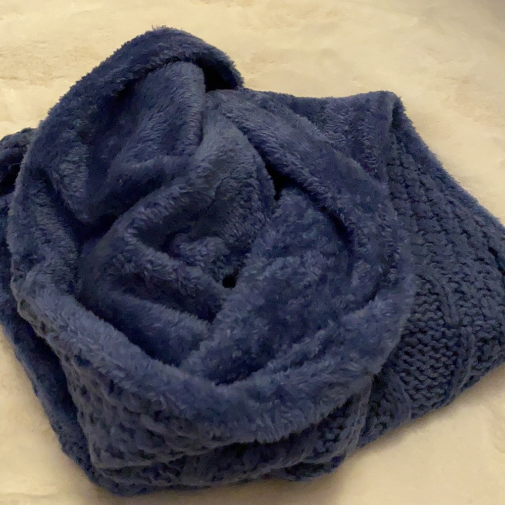 UGG-BLUE HAT AND SCARF SET - Picture 4 of 4